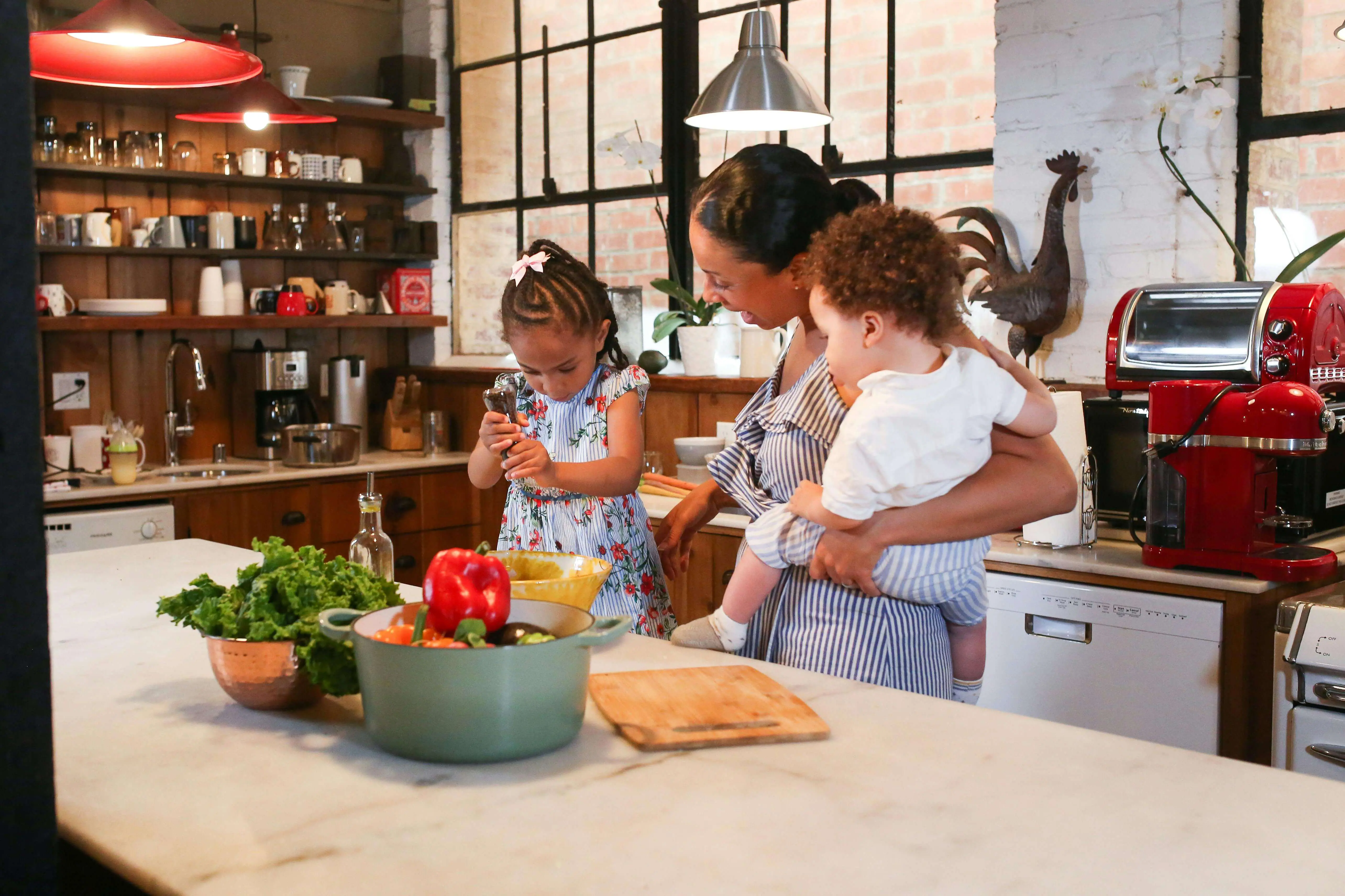 Photo d'une mère en train de cuisiner avec ses enfants