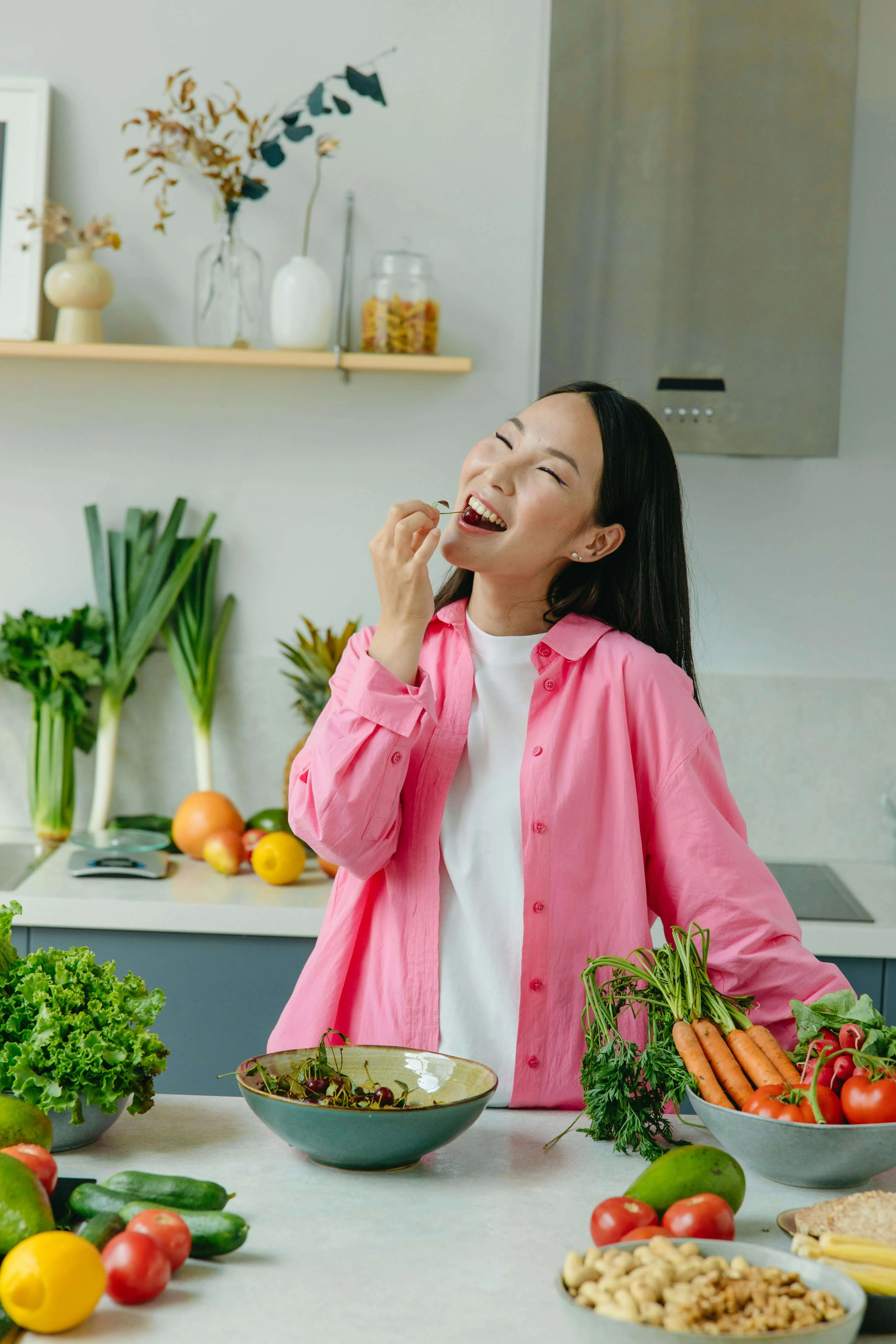 Photo d'une femme en train de cuisiner des légumes